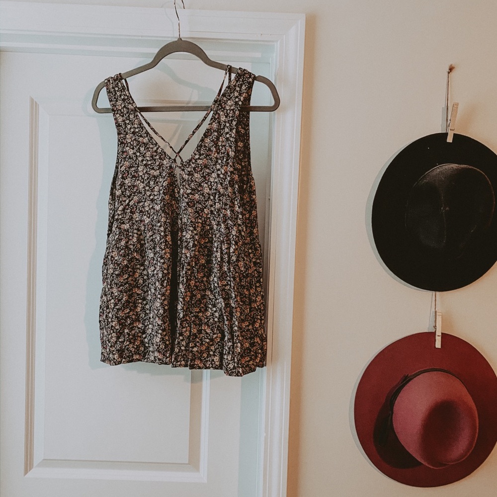 Super cute fun floral top